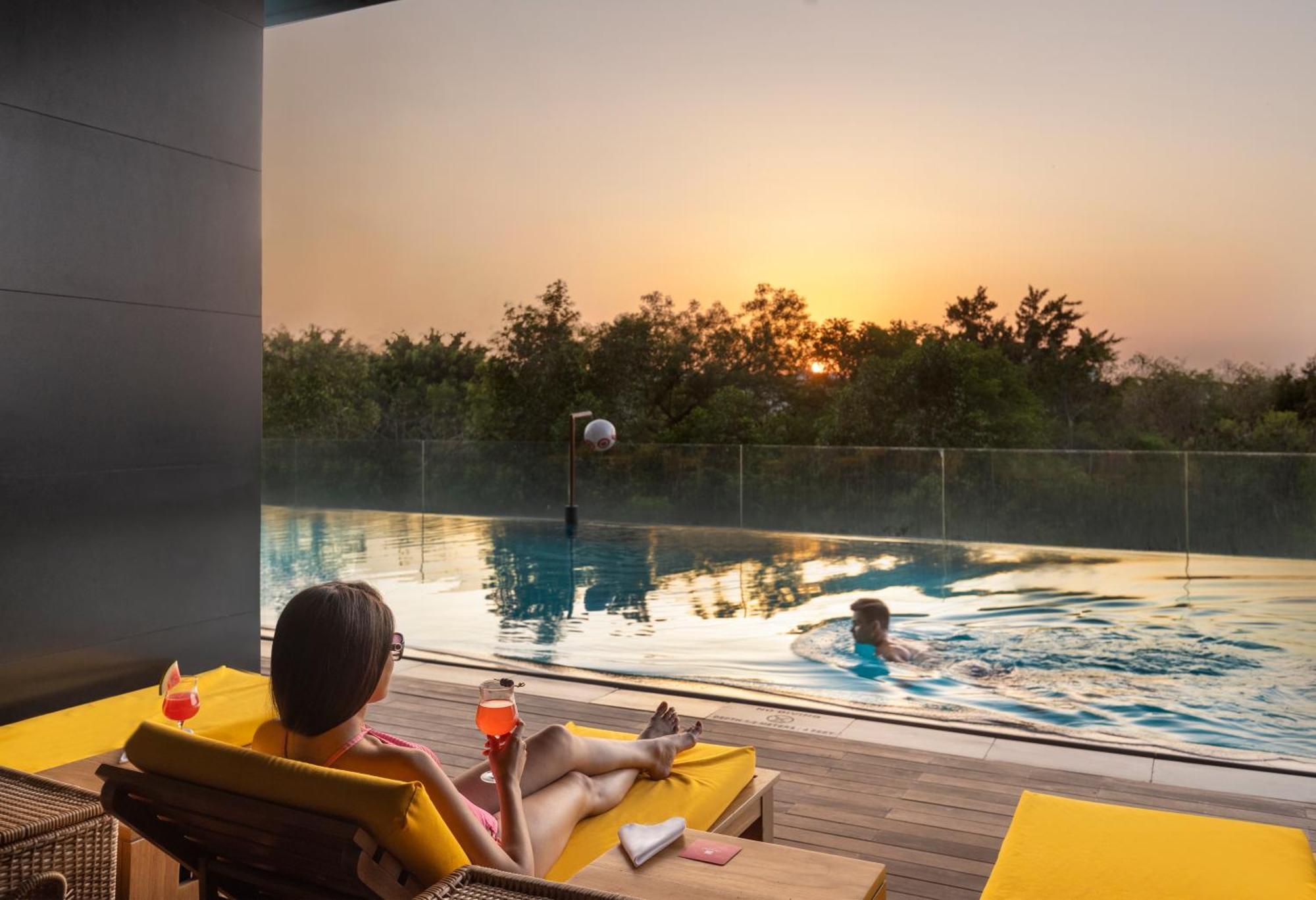 三叉戟海得拉巴酒店 外观 照片 The swimming pool at the hotel