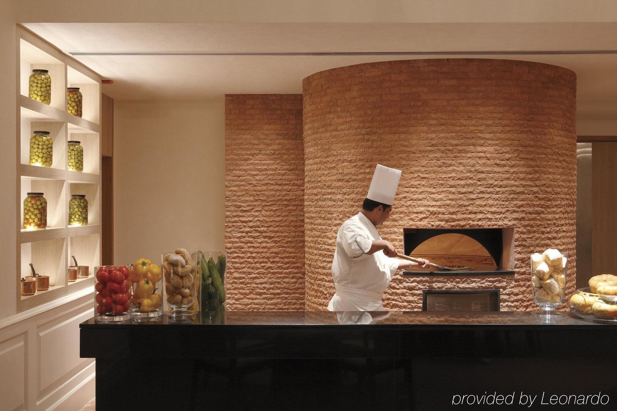三叉戟海得拉巴酒店 外观 照片 A wood-fired oven in a hotel