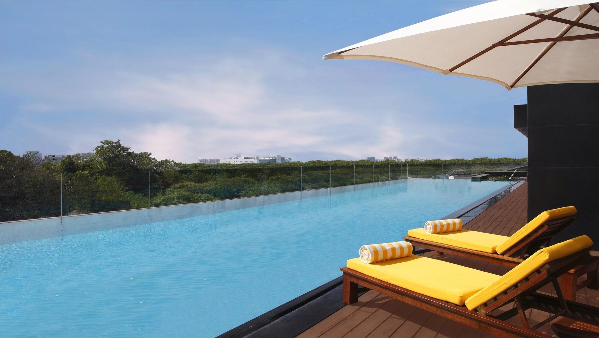 三叉戟海得拉巴酒店 设施 照片 Rooftop pool at the hotel